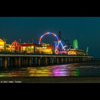 Das Foto wurde bei Galveston Island Historic Pleasure Pier von Ashley Y. am 6/6/2012 aufgenommen
