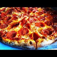 รูปภาพถ่ายที่ Solorzano Bros. Pizza โดย Carlos S. เมื่อ 7/11/2012