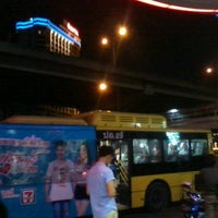 Photo taken at ป้ายรถเมล์สวนจตุจักรฝั่งถนนวิภาวดีรังสิต by Josh ข. on 8/22/2012
