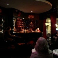 Снимок сделан в Jolly&#39;s American Beer Bar and Dueling Pianos пользователем Chelsey W. 12/29/2011