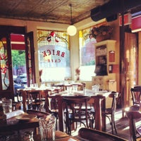 7/25/2012 tarihinde Megan K.ziyaretçi tarafından Brick Cafe'de çekilen fotoğraf