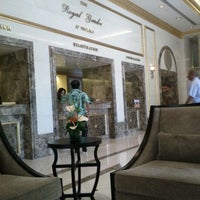 Photo taken at Royal Garden at Waikiki Hotel by Ceren E. on 8/31/2011