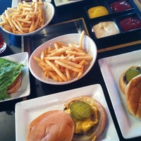Foto tirada no(a) 5 Star Burgers por Sherri M. em 10/28/2011