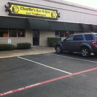 รูปภาพถ่ายที่ Charlie&amp;#39;s BBQ &amp;amp; Hamburgers โดย Diana R. เมื่อ 3/3/2011