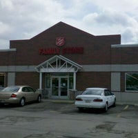 รูปภาพถ่ายที่ The Salvation Army Family Store &amp;amp; Donation Center โดย Andrew J. เมื่อ 5/4/2012
