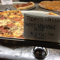 Foto scattata a Previti Pizza da Tina C. il 1/17/2012