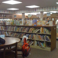 รูปภาพถ่ายที่ Whiting Public Library โดย Nahelly P. เมื่อ 4/24/2012