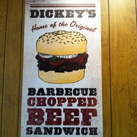 Foto tirada no(a) Dickey&amp;#39;s Barbecue Pit por Kelly S. em 10/19/2011