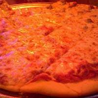 Photo prise au Charlie Fox&amp;#39;s Pizzeria &amp;amp; Eatery par Sam P. le7/15/2012