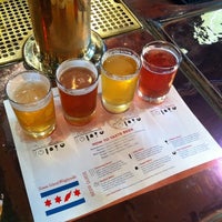 Photo taken at Goose Island Brewpub by Isaac A. on 8/12/2011