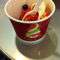 Photo taken at Menchie&#39;s Frozen Yogurt by Pinar A. on 8/8/2011