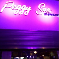 รูปภาพถ่ายที่ Peggy&amp;#39;s American Bar โดย Nei D. เมื่อ 9/15/2011