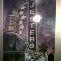 Foto tirada no(a) Jesters Dinner Theatre por Brenda R. em 11/15/2011