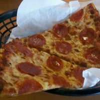 Das Foto wurde bei NYC Pizza Cafe von Art S. am 10/6/2011 aufgenommen
