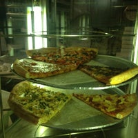 Foto tomada en Cybelle&amp;#39;s Pizza  por Lenny R. el 2/20/2012