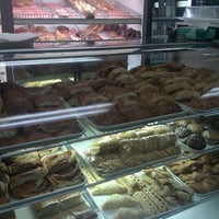 Photo taken at Boston Cream Donuts by Daisy T. on 9/5/2011