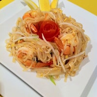 Снимок сделан в Phuket Thai Restaurante Tailandes пользователем jeremy r. 3/7/2011