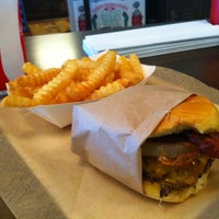 Снимок сделан в Grindhouse Killer Burgers пользователем Danyelle M. 5/6/2011
