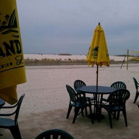 Foto tirada no(a) Bazzie&amp;#39;s Beach Bar por Nancy R. em 3/10/2012