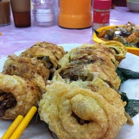 Photo taken at Doo Lee Man Vegetarian 多利民素食 by Adaline L. on 2/19/2012