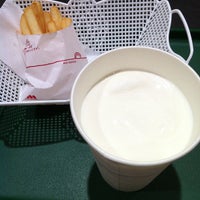 Photo taken at MOS Burger by 六月の海 on 9/7/2012