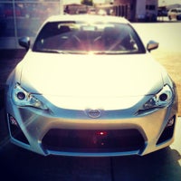 Das Foto wurde bei Toyota of Orange von Jan Michael D. am 6/22/2012 aufgenommen