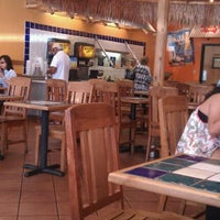 รูปภาพถ่ายที่ Rubio&amp;#39;s Coastal Grill โดย PJ C. เมื่อ 10/3/2011