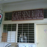 Photo taken at Cafe seni rupa ikj by Nick S. on 9/8/2011