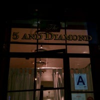 Foto tomada en 5 &amp;amp; Diamond  por DJ ShortyLove el 12/26/2011