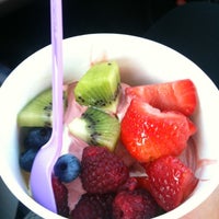 Photo taken at Blu Berry Frozen Yogurt by Joel C. on 8/15/2012