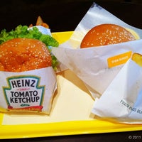 Photo taken at Freshness Burger by Edwin T. on 3/9/2011