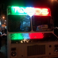 รูปภาพถ่ายที่ Taco Azteca โดย Josh P. เมื่อ 9/9/2011