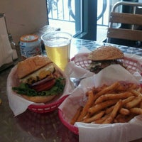 Foto tomada en Pearl&amp;#39;s Deluxe Burgers  por Kitkat D. el 3/15/2012