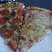 Foto tomada en Vincent&amp;#39;s Pizza  por Josh M. el 1/30/2011