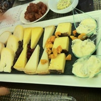 Das Foto wurde bei Poncelet Cheese Bar von Marta am 9/30/2011 aufgenommen