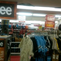 รูปภาพถ่ายที่ Cookie&amp;#39;s Dept. Stores โดย Jose S. เมื่อ 7/24/2012