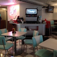 Foto diambil di Bearden&amp;#39;s Restaurant oleh Shannon O. pada 5/22/2012