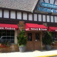 รูปภาพถ่ายที่ Martindale&amp;#39;s Natural Market โดย Steve H. เมื่อ 6/7/2012