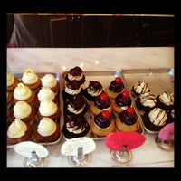 รูปภาพถ่ายที่ Ivey Cake โดย Laura G. เมื่อ 4/19/2012
