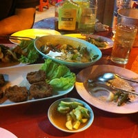 Photo taken at ร้านข้าวต้ม ไดนาโม ถนนนวลจันทร์ by Manop S. on 4/10/2012