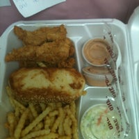 Foto tomada en Raising Cane&amp;#39;s Chicken Fingers  por Stephanie A. el 2/17/2012