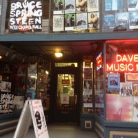 Foto tomada en Dave&amp;#39;s Music Mine  por Chris L. el 8/8/2012