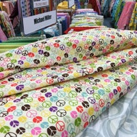 Foto tirada no(a) Fabric Depot por Vera K. em 5/19/2012