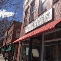 Das Foto wurde bei West End Wine Shop von Andrew J. C. am 3/23/2012 aufgenommen