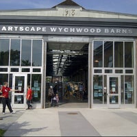 รูปภาพถ่ายที่ Wychwood Barns Farmers&amp;#39; Market โดย Linus J. เมื่อ 6/16/2012