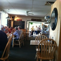 Foto tomada en Brass Compass Cafe  por Scott M. el 6/21/2012