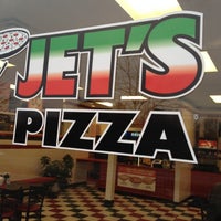 Das Foto wurde bei Jet&amp;#39;s Pizza von Brooke am 2/16/2012 aufgenommen