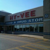 รูปภาพถ่ายที่ Hy-Vee โดย Susie N. เมื่อ 6/14/2012