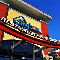 Foto diambil di Skyboxx Restaurant &amp;amp; Sports Bar oleh Andy P. pada 3/25/2012