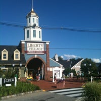 8/18/2012 tarihinde CAESAR D.ziyaretçi tarafından Liberty Village Outlet Marketplace'de çekilen fotoğraf